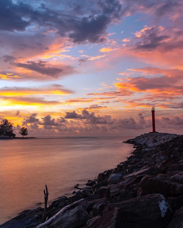 Pantai Lentera Merah : Mercusuar Icon Kota Pangkalpinang